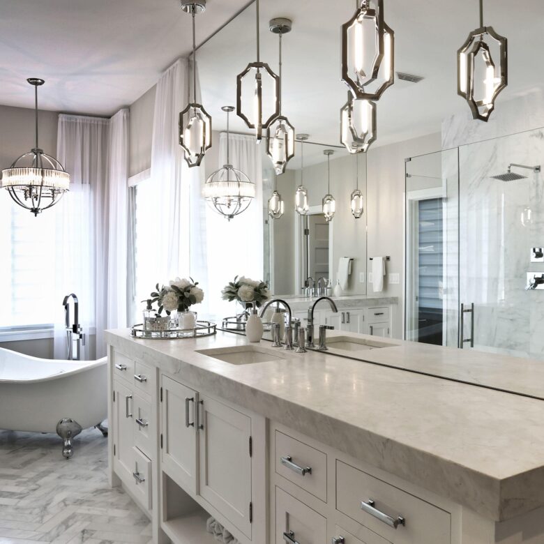 Łazienka w stylu glamour: Elegancki i stylowy projekt