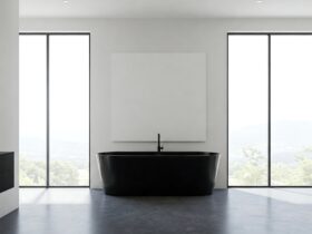 Biała łazienka z czarnymi dodatkami: Inspiracje i aranżacje